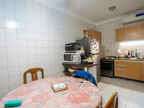 ARANGUREN, JUAN F., DR. al 1800 Piso PB